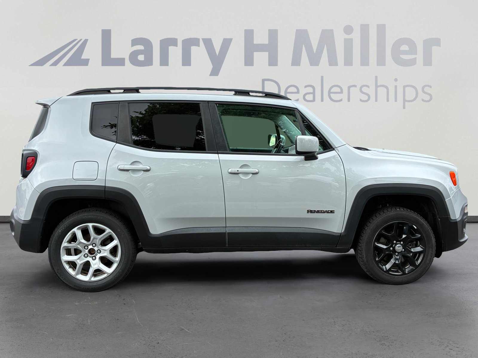 Used 2017 Jeep Renegade Latitude w/ Cold Weather Group AWD/4WD image 6