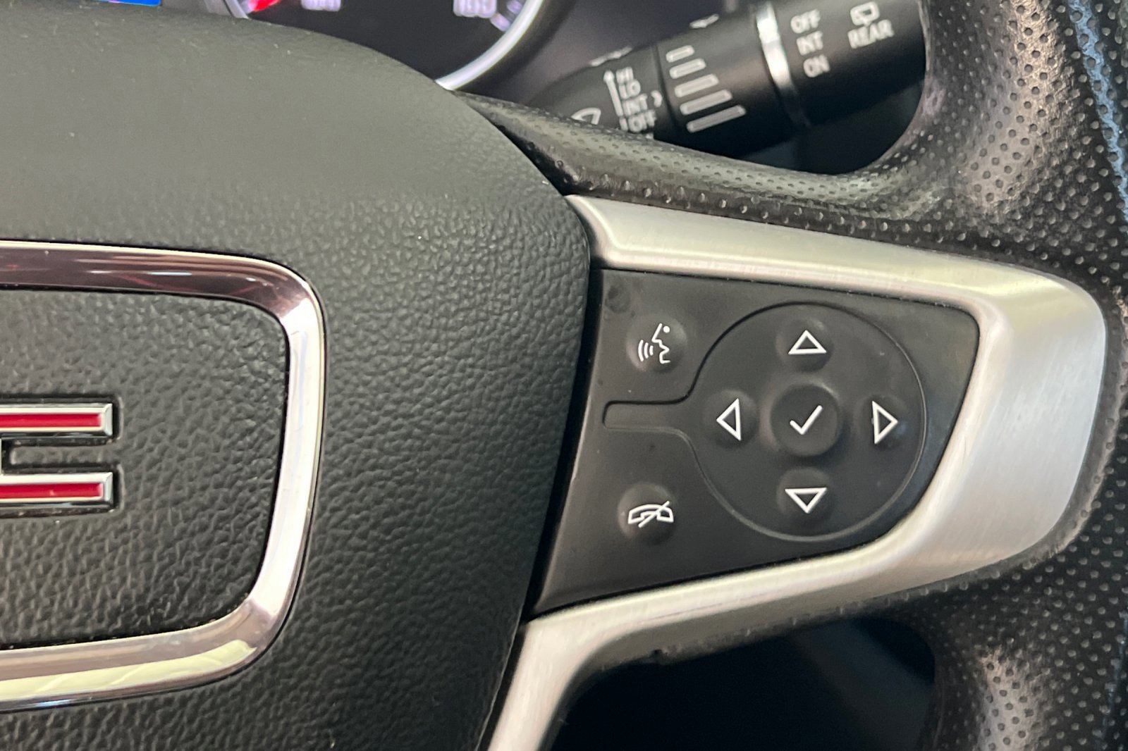 Used 2023 GMC Acadia SLE w/ Driver Convenience Package image 28