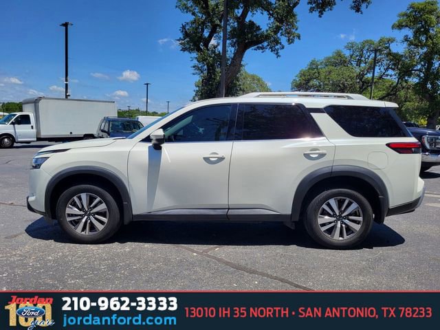 Used 2023 Nissan Pathfinder SL FWD image 2