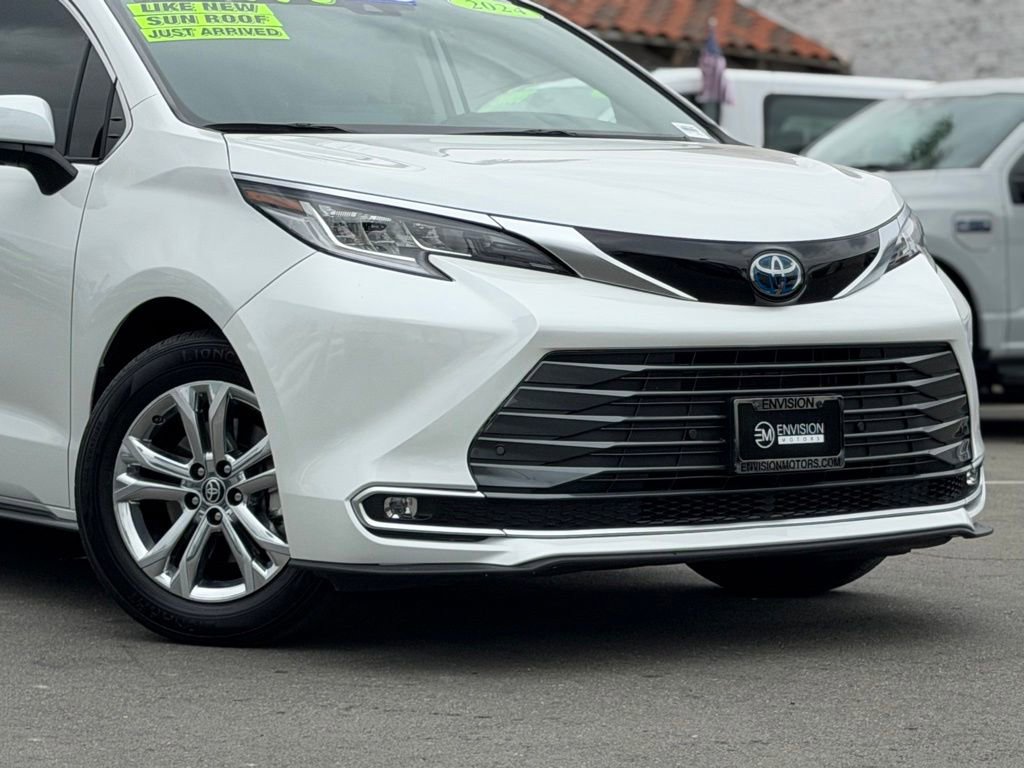 Used 2024 Toyota Sienna Limited FWD image 3