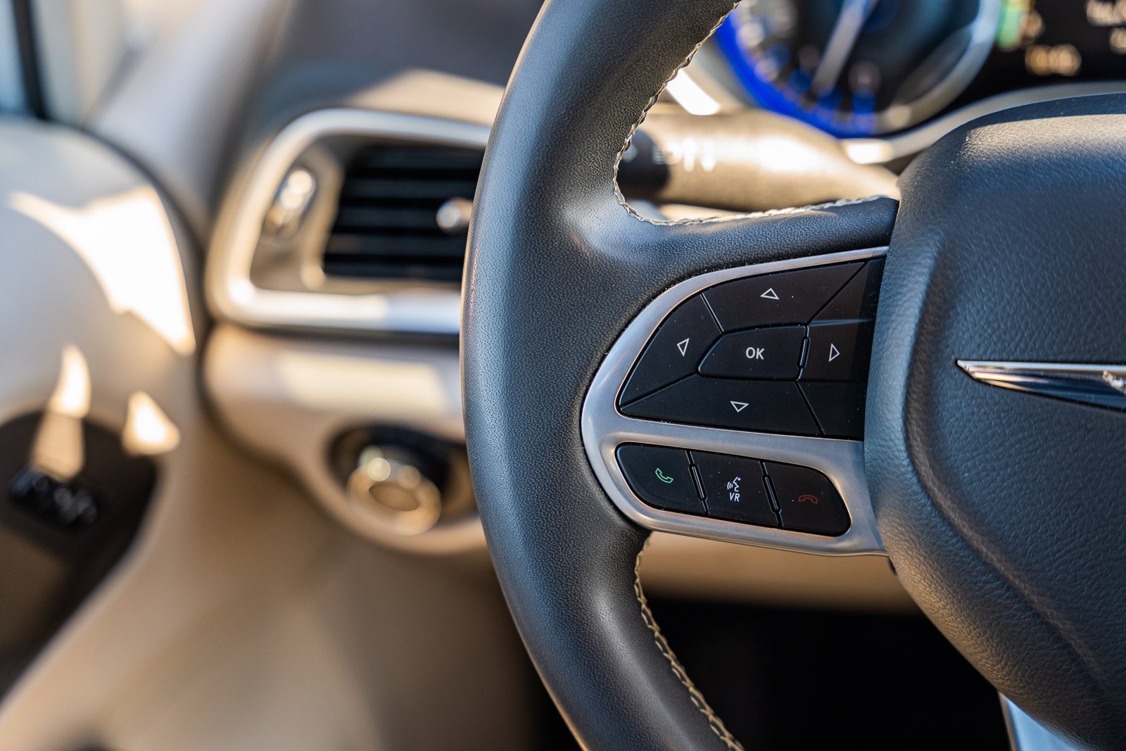 Used 2023 Chrysler Pacifica Touring-L image 27