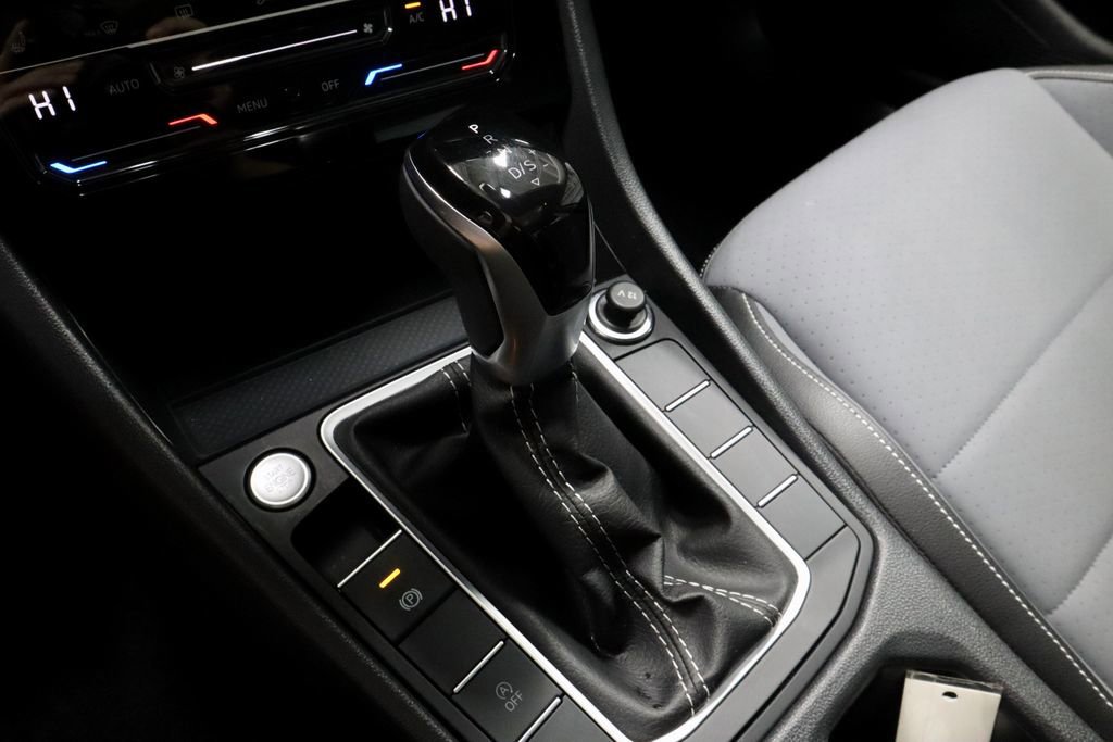 Used 2025 Volkswagen Jetta SE image 31