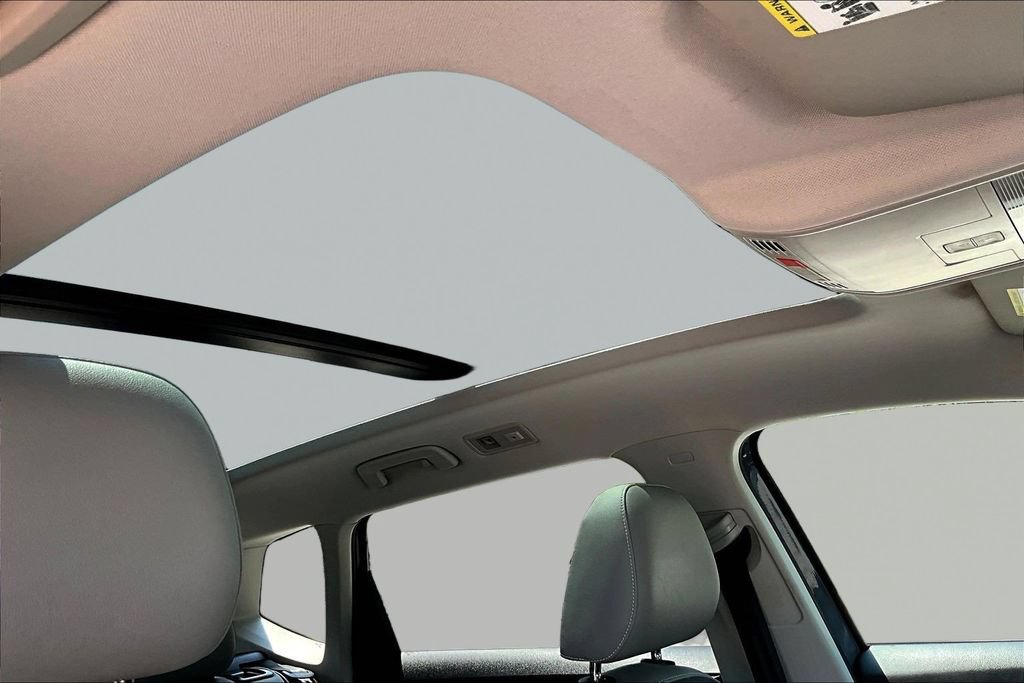 Used 2022 Volkswagen Taos SE w/ Panoramic Sunroof Package FWD image 28
