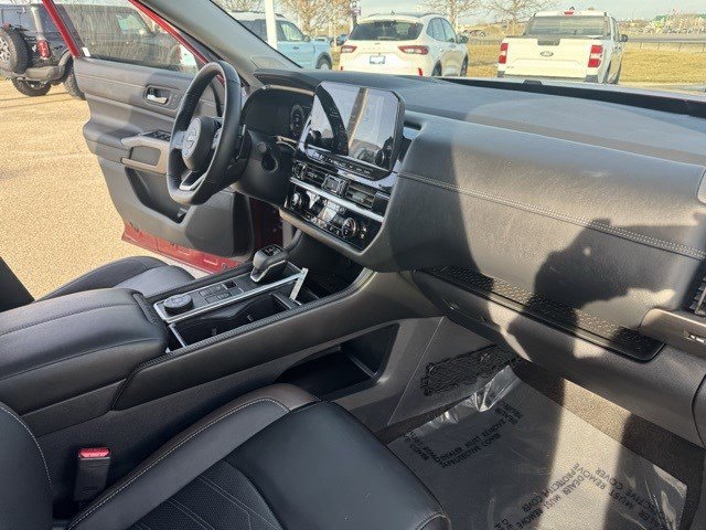 Used 2024 Nissan Pathfinder Platinum w/ Cargo Package image 41