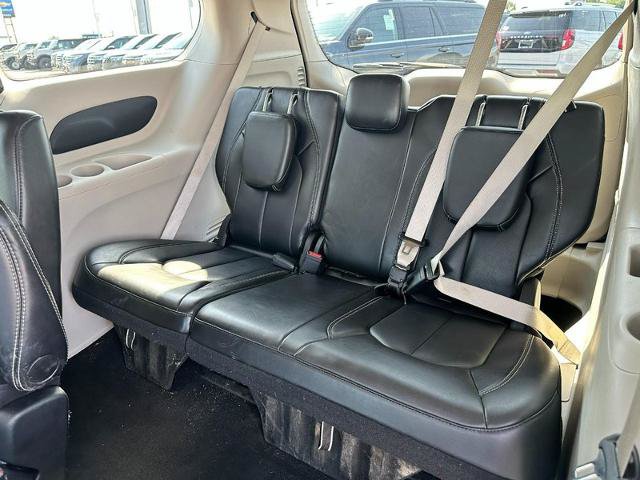Used 2024 Chrysler Pacifica Touring-L FWD image 11