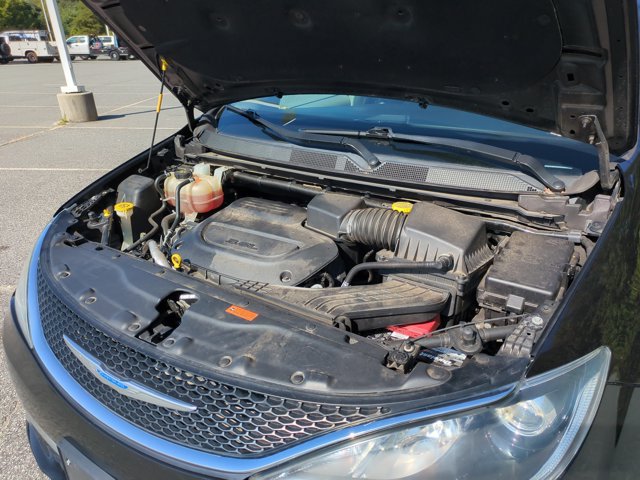 Used 2019 Chrysler Pacifica Touring-L FWD image 36