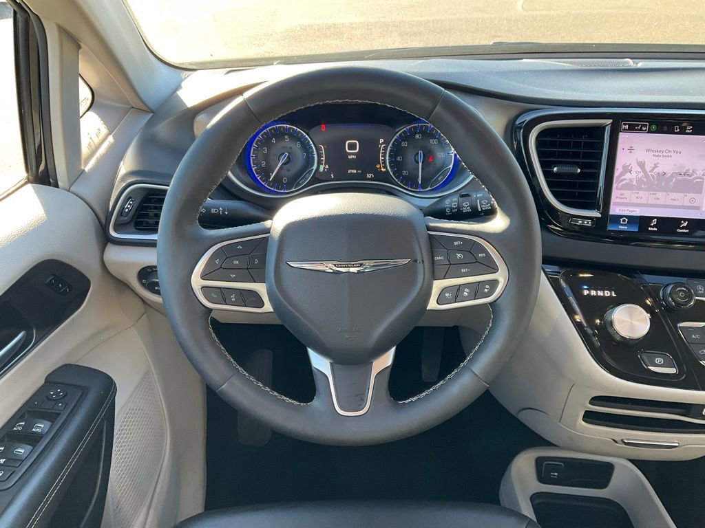 Used 2024 Chrysler Pacifica Touring-L image 14