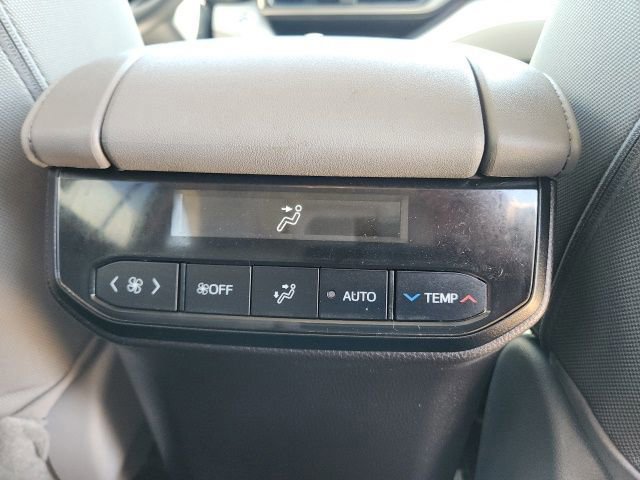 Used 2023 Toyota Highlander L image 16