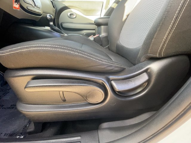 Used 2017 Kia Soul + FWD image 13