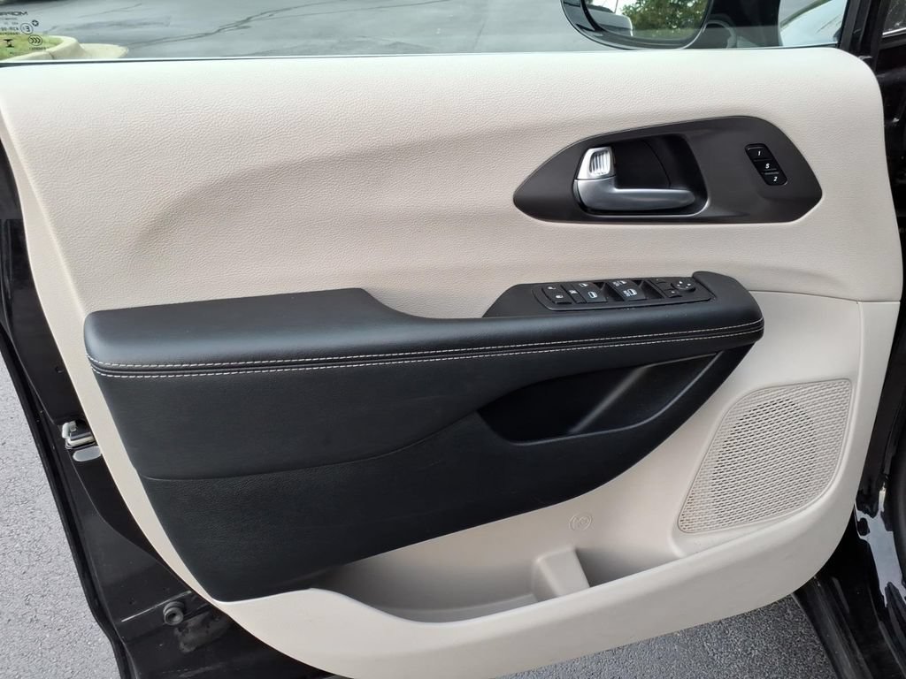 Used 2024 Chrysler Pacifica Touring-L FWD image 14