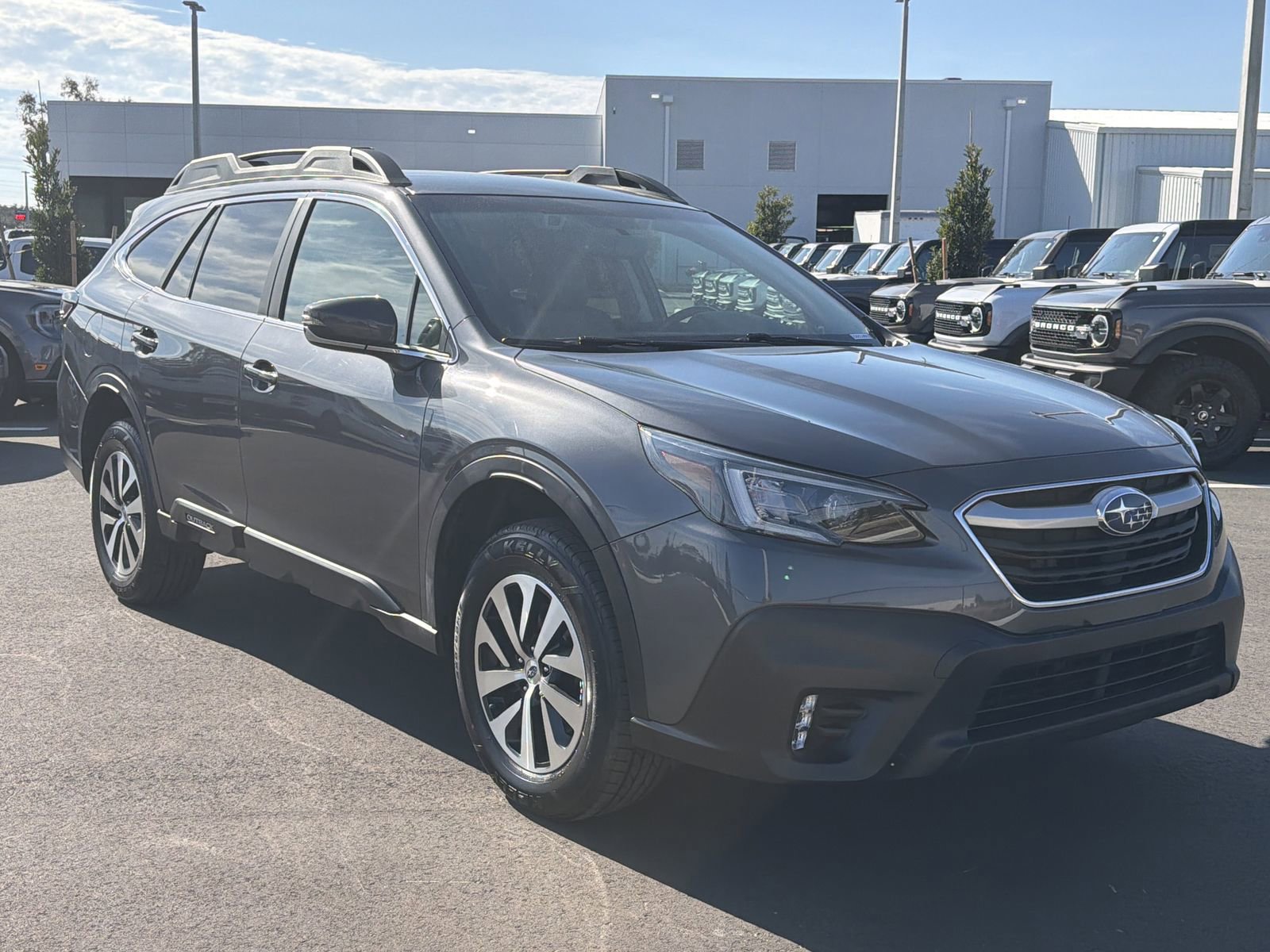 Used 2021 Subaru Outback Premium image 2