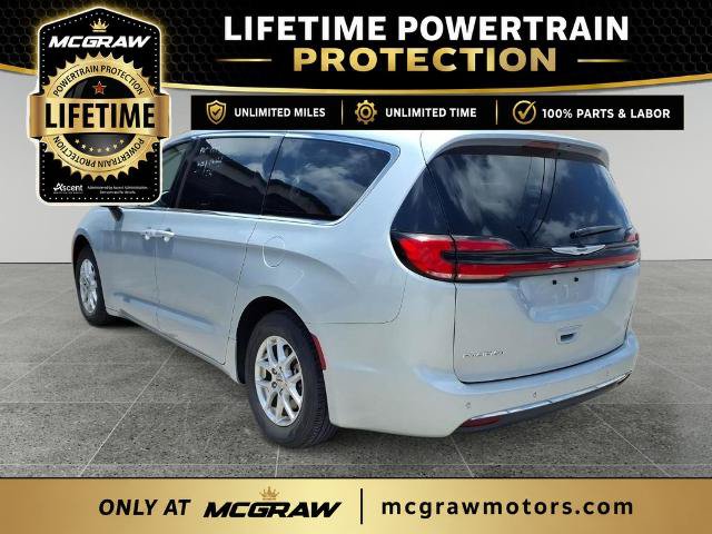 Used 2023 Chrysler Pacifica Touring-L FWD image 4