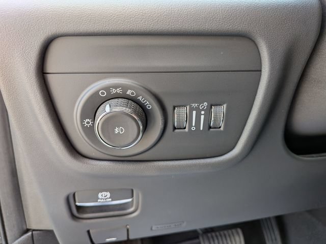 Used 2023 Jeep Grand Cherokee Summit AWD/4WD image 16