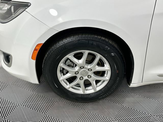 Used 2020 Chrysler Pacifica Touring-L image 32