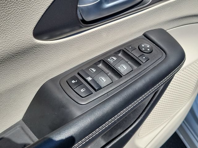 Used 2024 Chrysler Pacifica Touring-L FWD image 18
