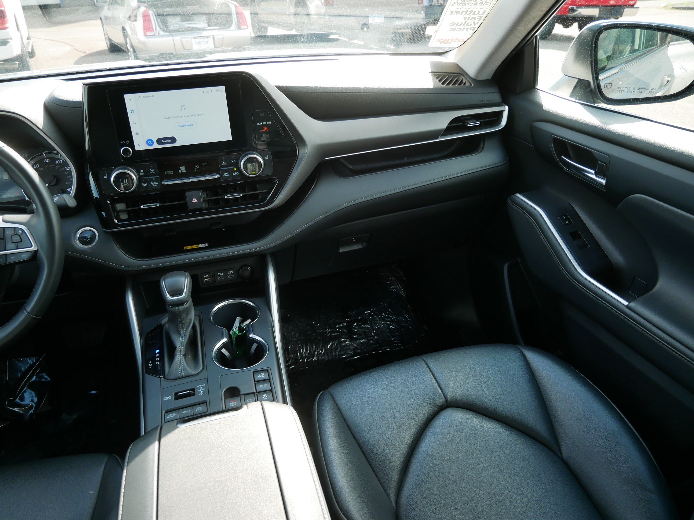 Used 2024 Toyota Highlander XLE AWD/4WD image 11