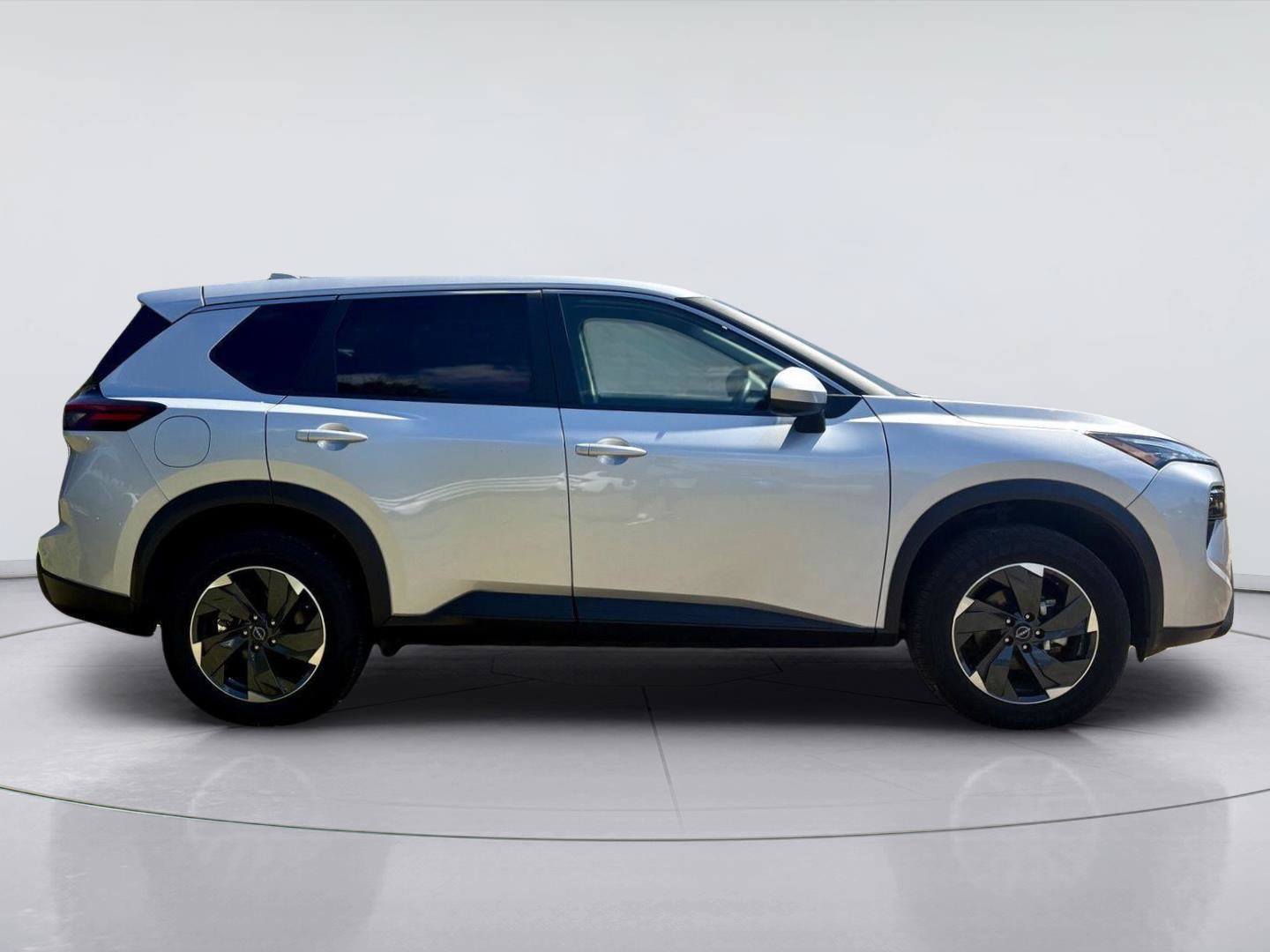 Used 2025 Nissan Rogue SV AWD/4WD image 3