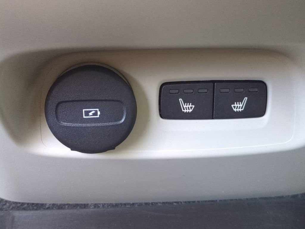 Used 2024 Volvo XC40 B5 Plus w/ Protection Package Premier image 16