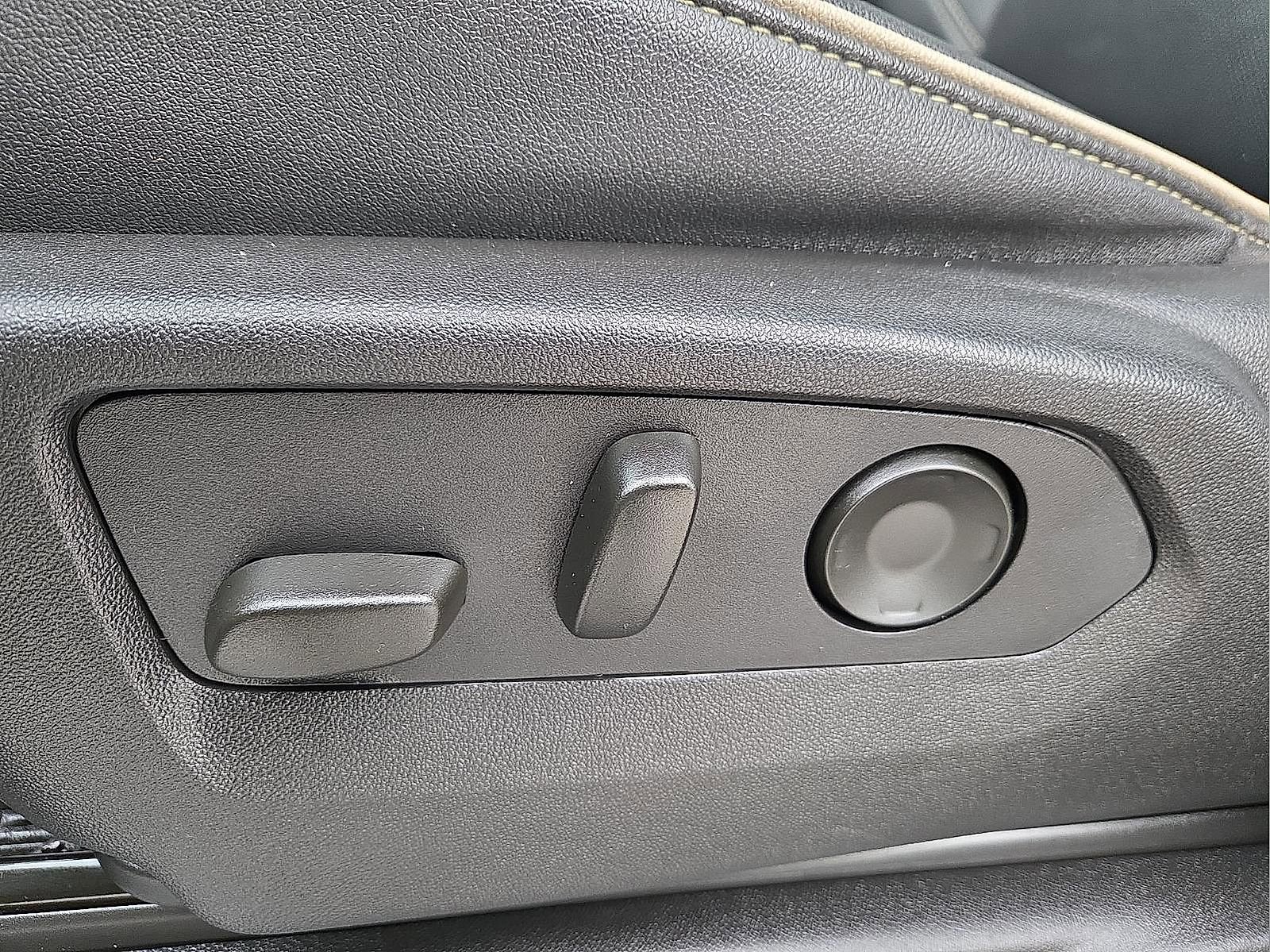 Used 2023 GMC Yukon XL SLT w/ SLT Premium Package image 16