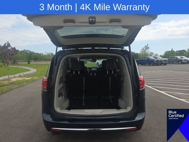 Used 2023 Chrysler Pacifica Touring-L FWD image 11