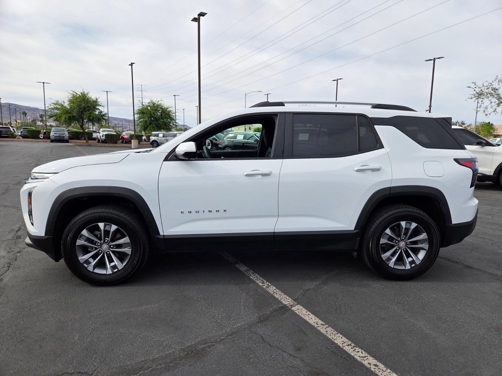 Used 2025 Chevrolet Equinox LT w/ Convenience Package II image 2