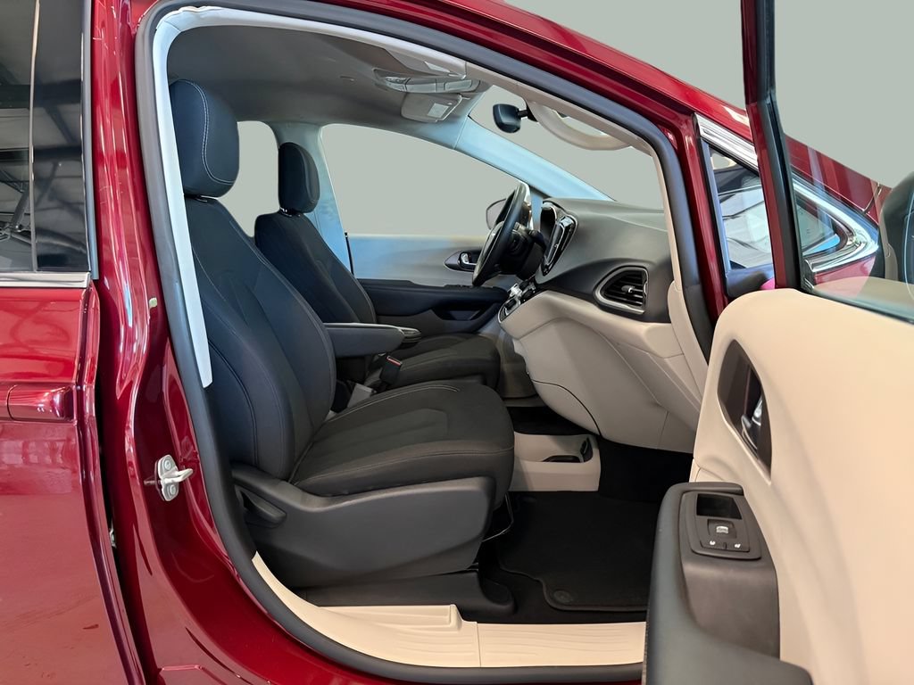 Used 2023 Chrysler Voyager LX FWD image 35