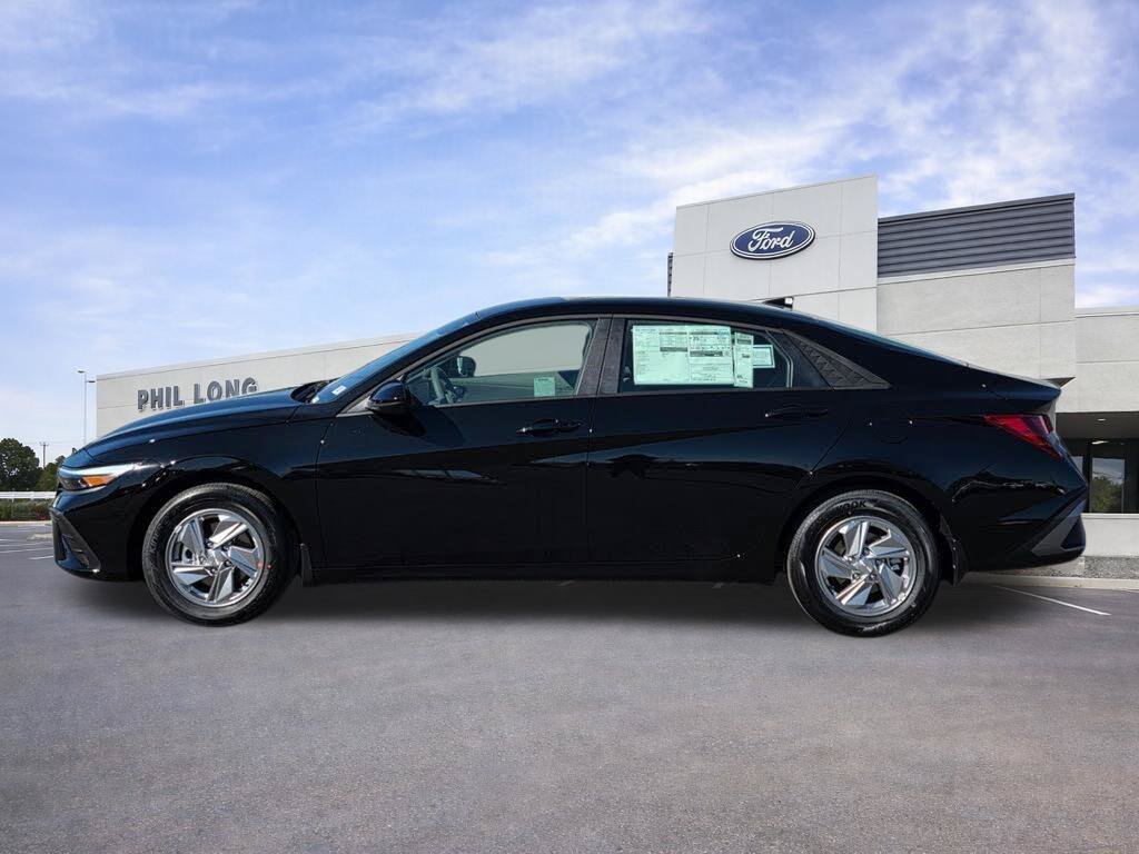 Used 2026 Hyundai Elantra SE FWD image 3