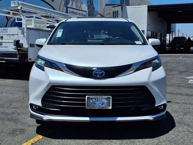 Used 2025 Toyota Sienna XLE w/ XLE Plus Package AWD/4WD image 2