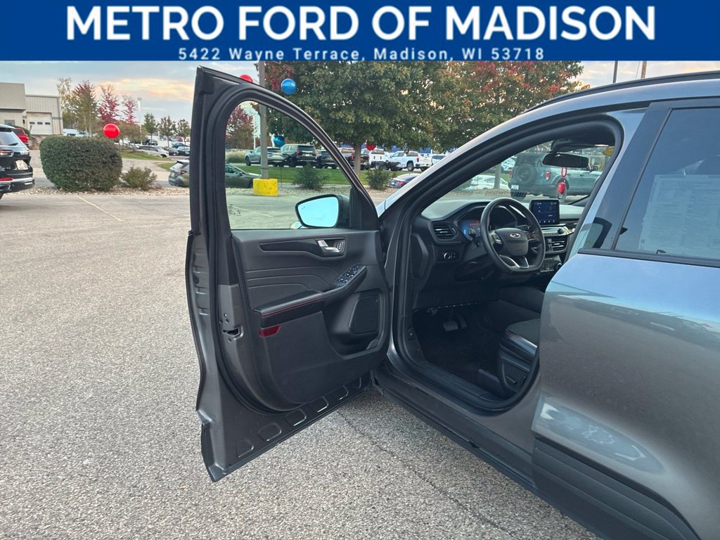 Certified 2025 Ford Escape ST-Line AWD/4WD image 9