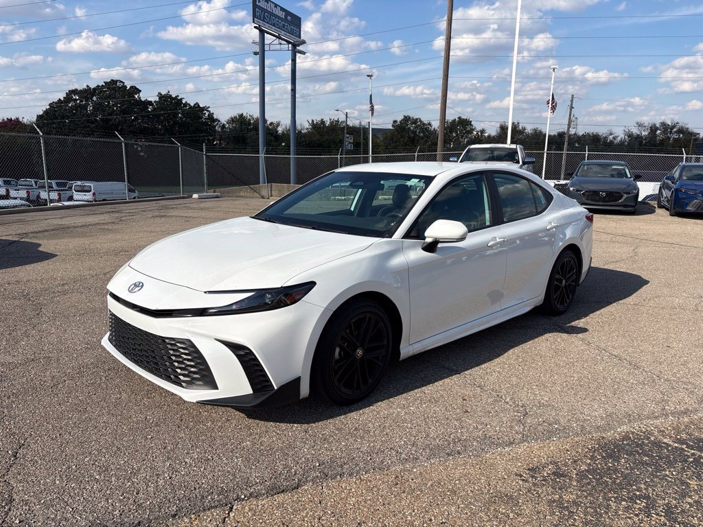Used 2026 Toyota Camry SE FWD image 3