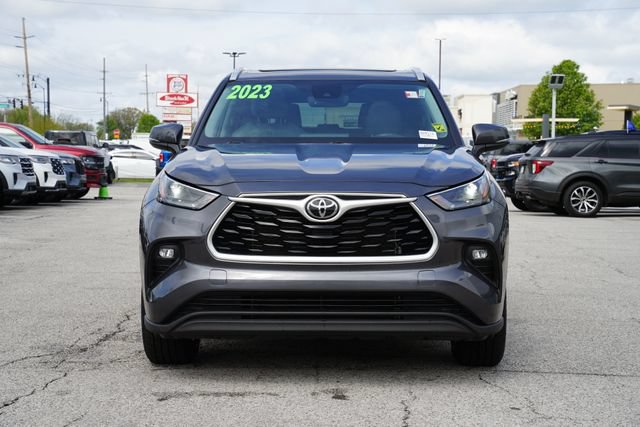 Used 2023 Toyota Highlander XLE AWD/4WD image 2