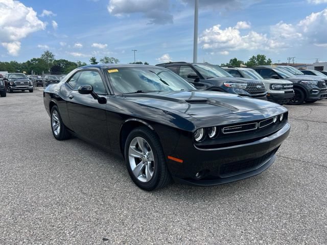Used 2022 Dodge Challenger SXT w/ Driver Convenience Group RWD image 3