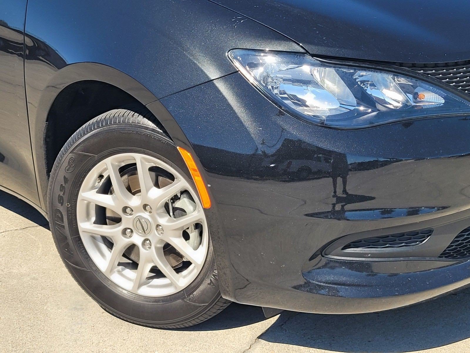 Used 2024 Chrysler Voyager LX FWD image 9