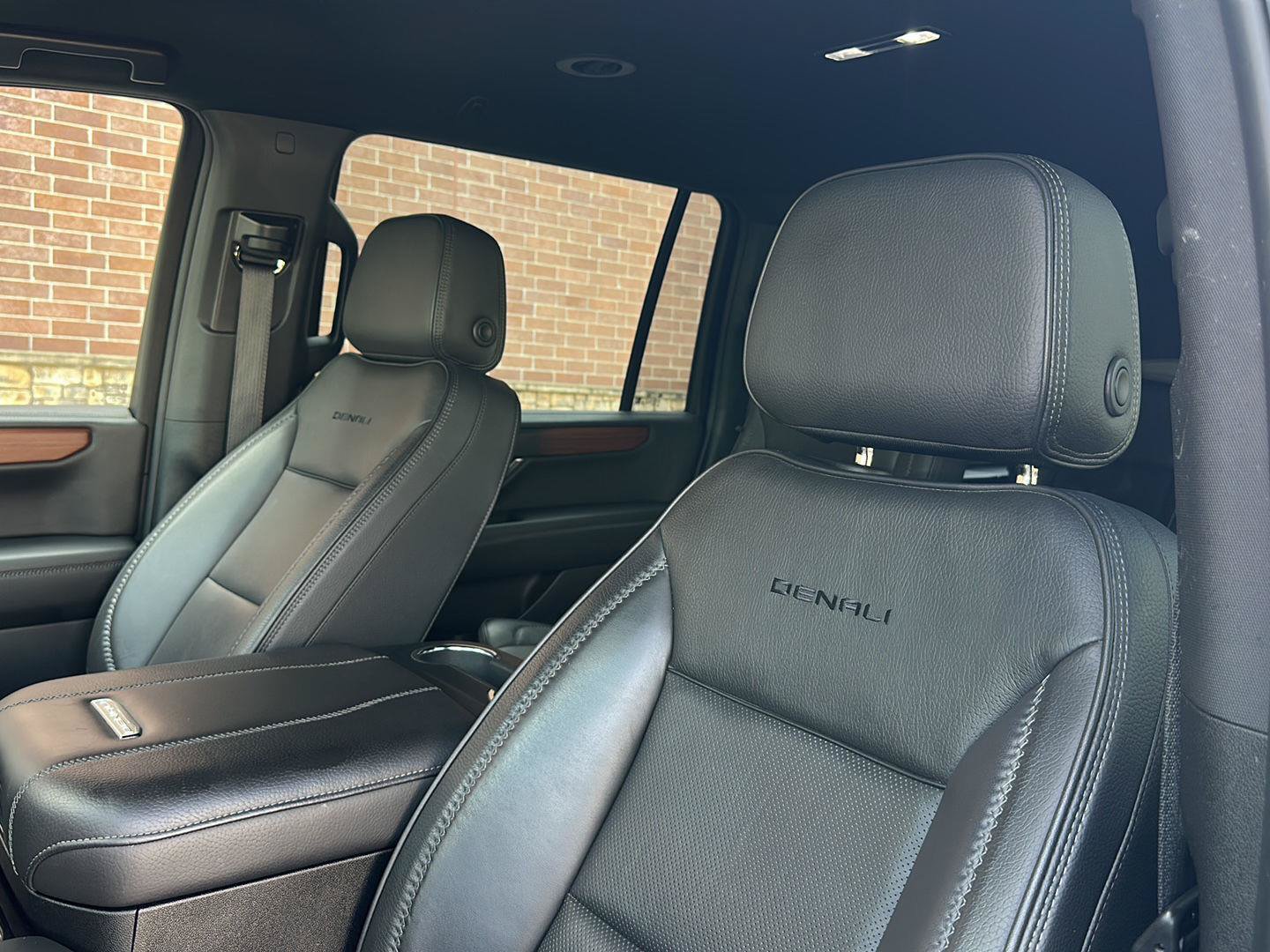 Used 2025 GMC Yukon XL Denali RWD image 11