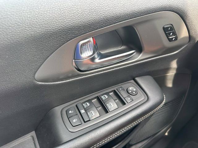 Used 2025 Chrysler Pacifica Select FWD image 14