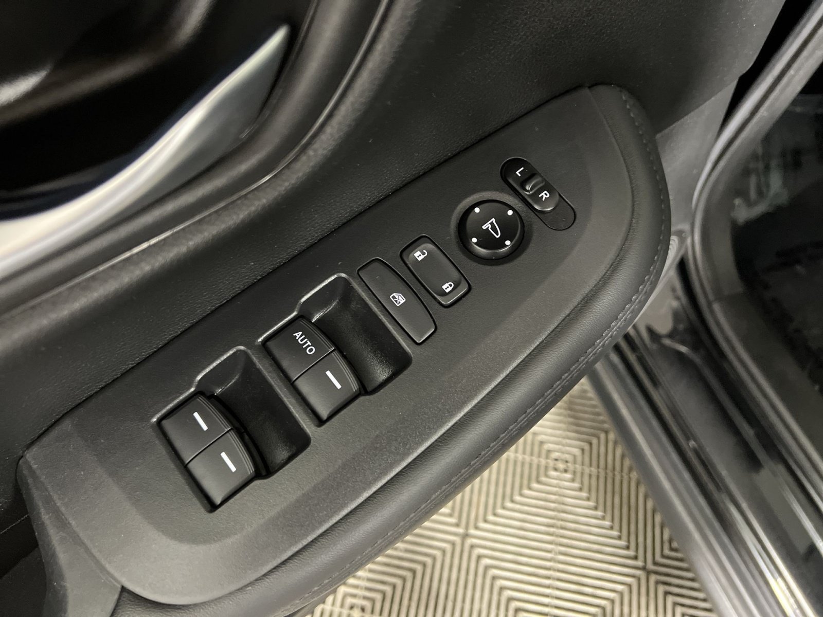 Used 2023 Honda HR-V LX image 15