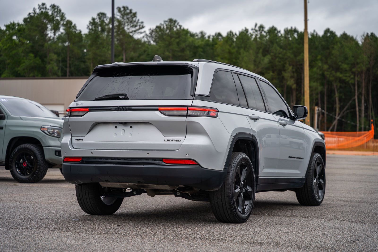 Used 2023 Jeep Grand Cherokee Limited w/ Black Appearance Package AWD/4WD image 8