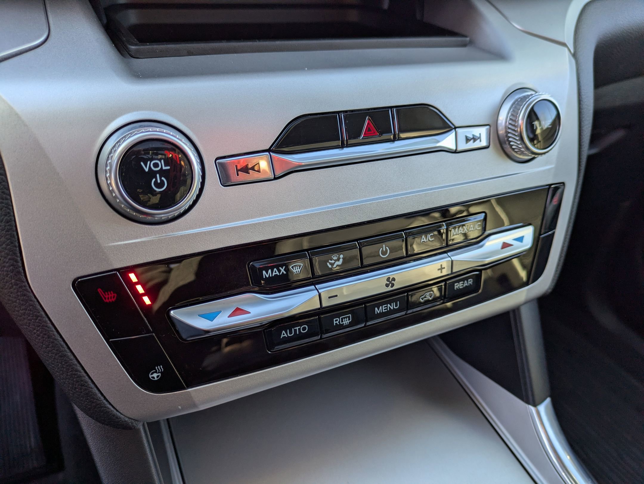 Certified 2022 Ford Explorer XLT w/ Equipment Group 202A image 24