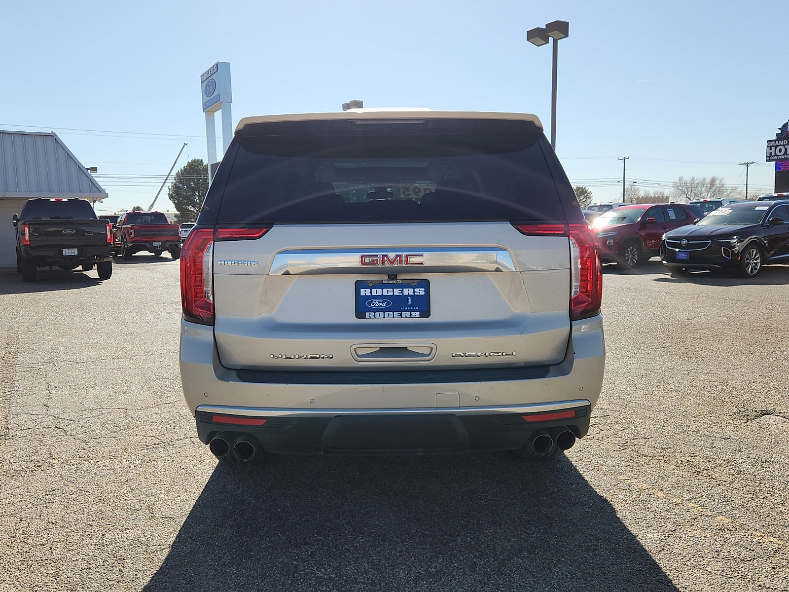 Used 2022 GMC Yukon XL Denali image 4