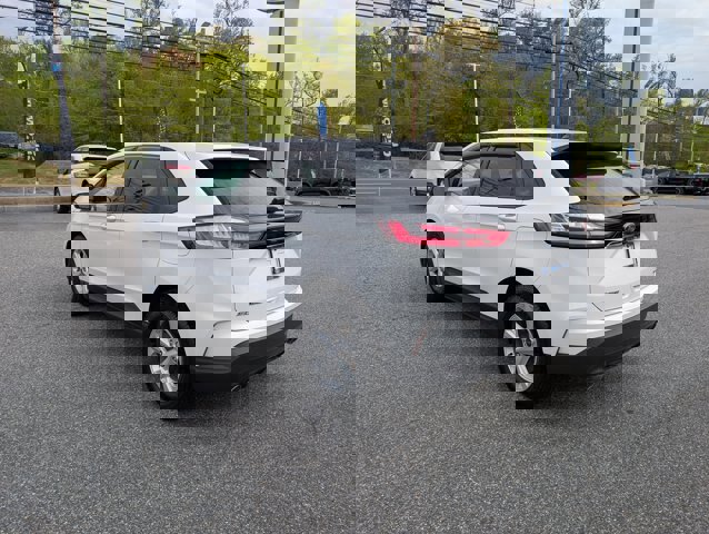 Certified 2020 Ford Edge SE FWD image 3