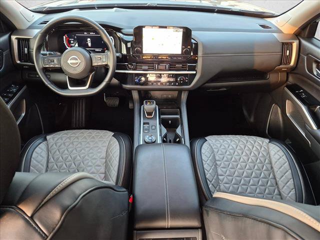 Used 2025 Nissan Pathfinder Platinum AWD/4WD image 19