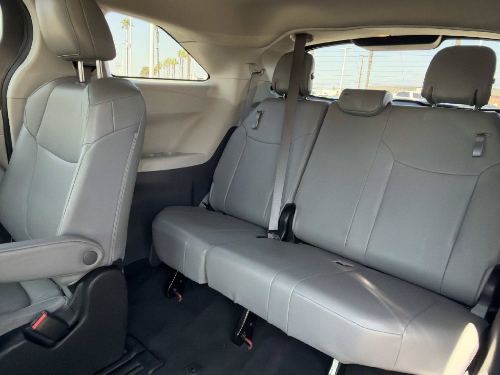Used 2023 Toyota Sienna XLE FWD image 20