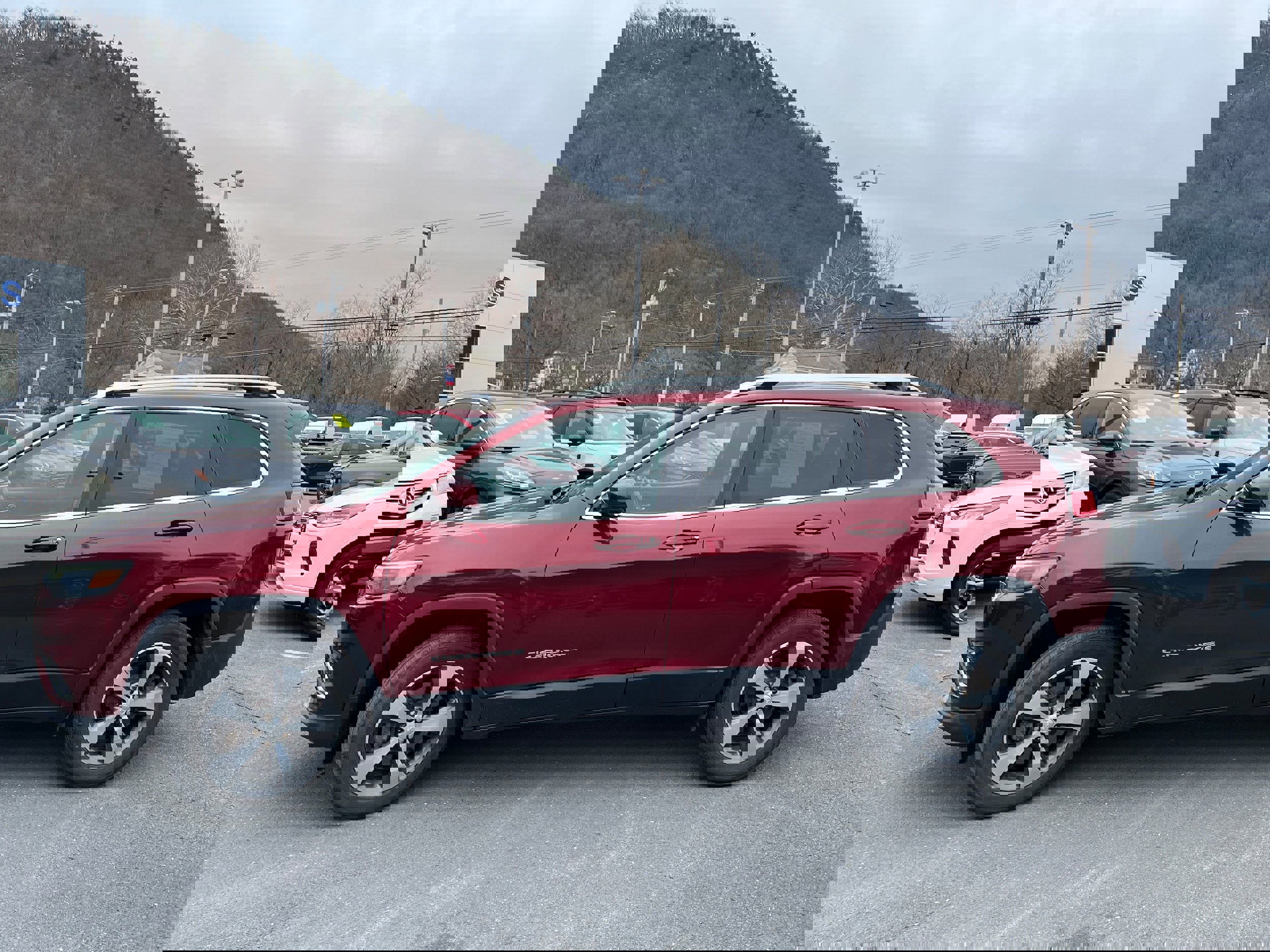 Used 2019 Jeep Cherokee Limited image 3