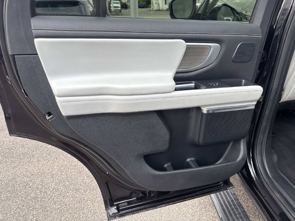 Certified 2025 Ford Expedition Platinum w/ Driver's Package AWD/4WD image 17