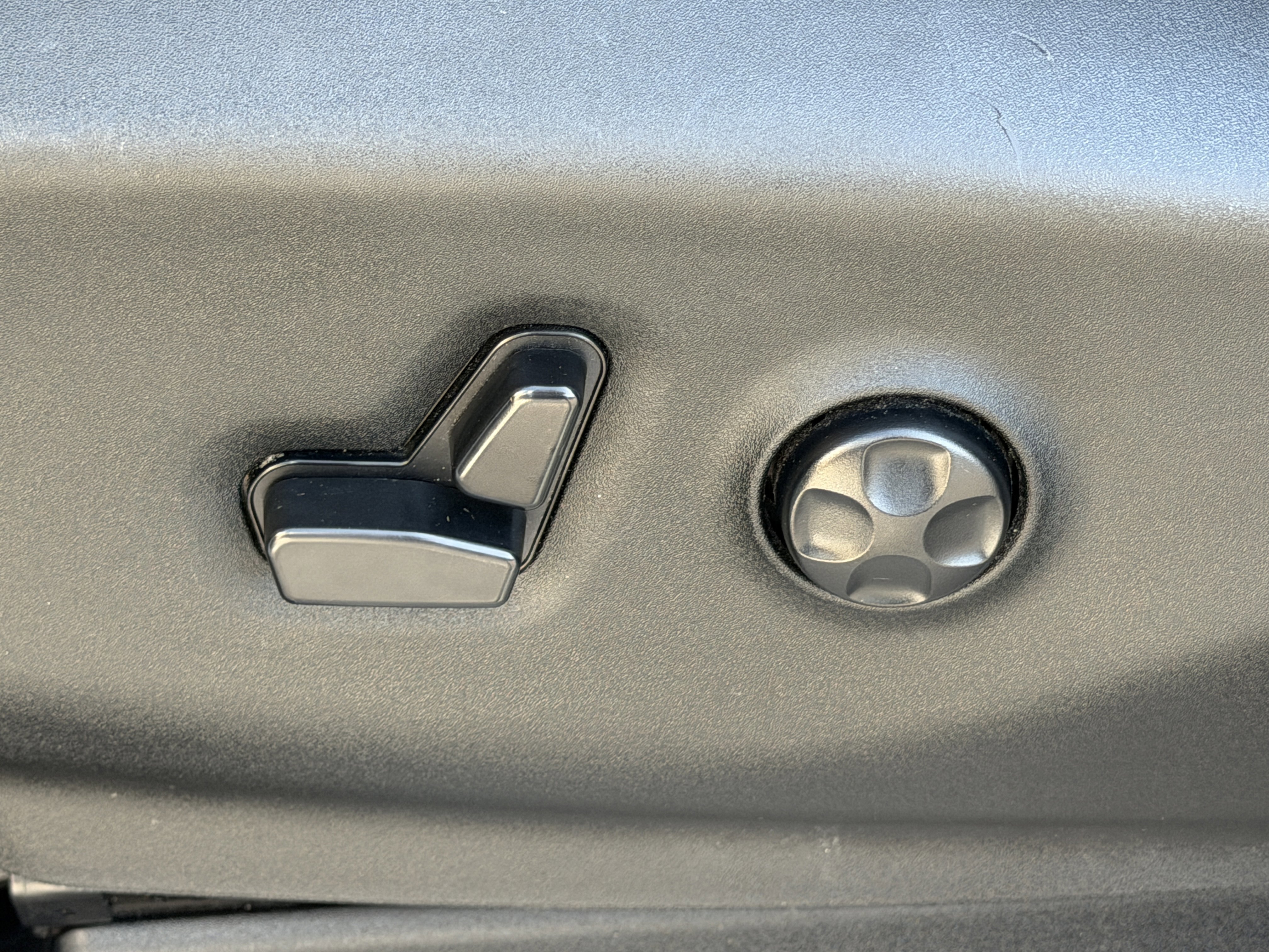 Used 2017 Chrysler Pacifica Touring-L image 12