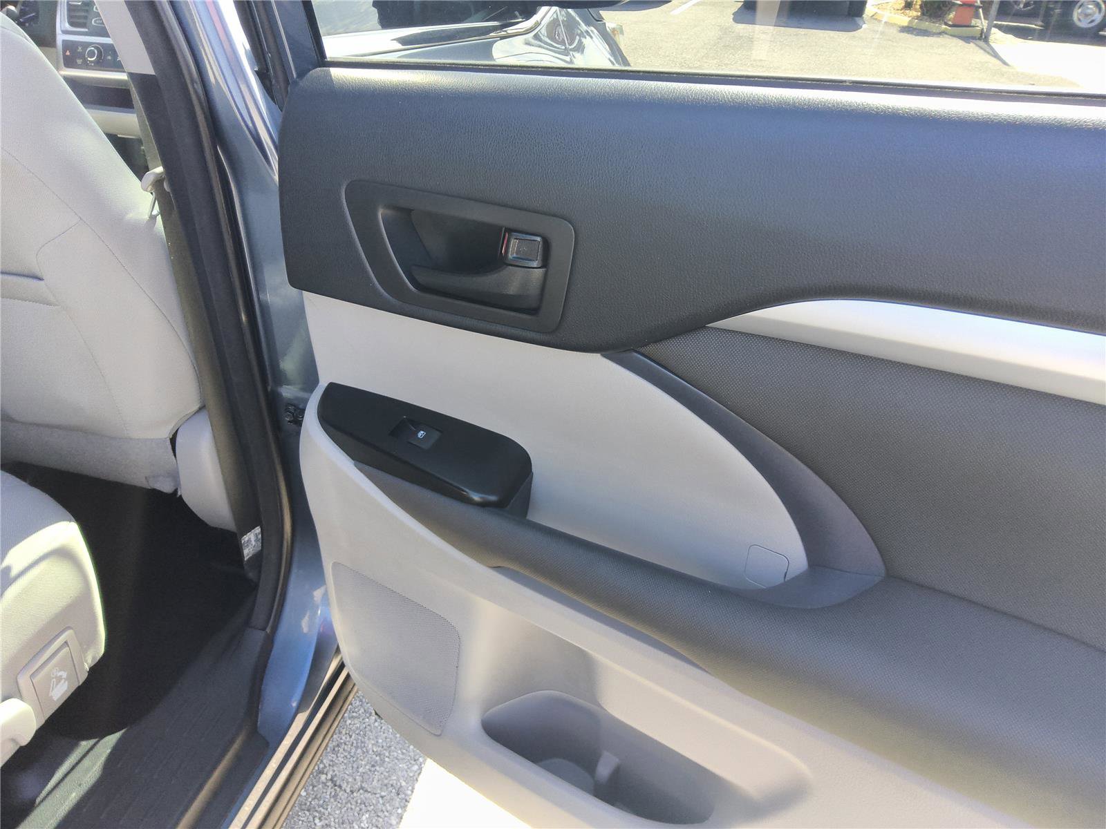 Used 2018 Toyota Highlander LE FWD image 23