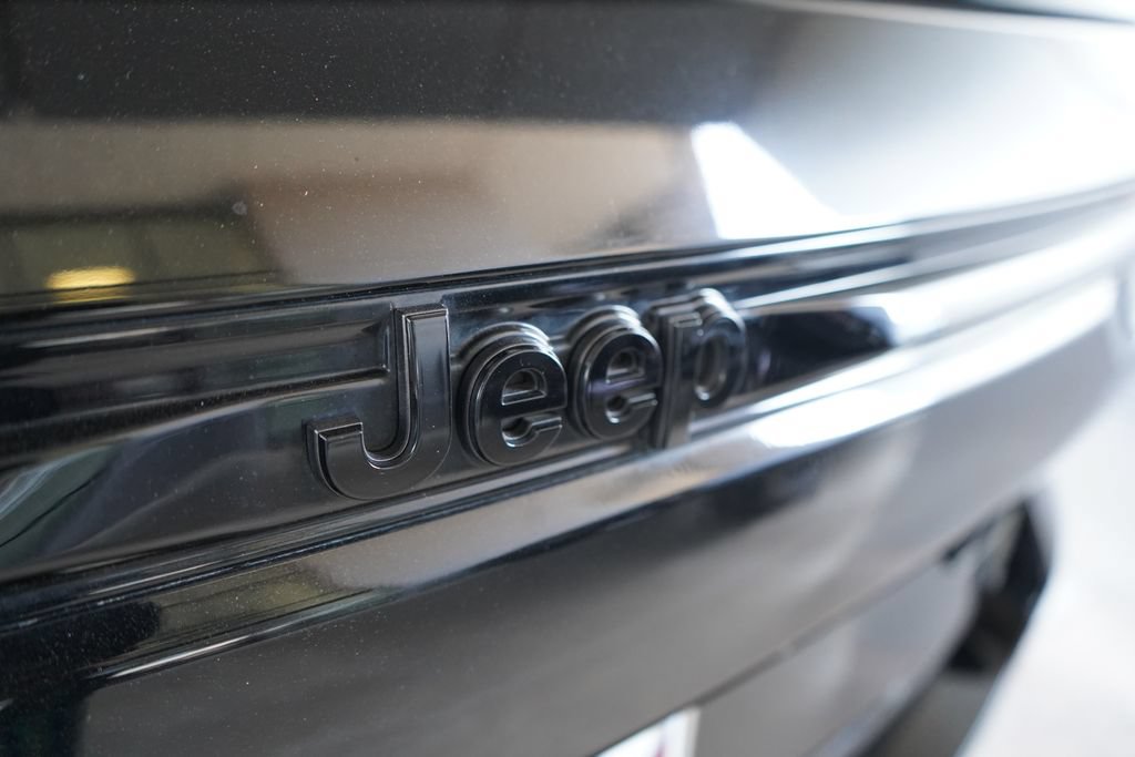 Used 2022 Jeep Grand Cherokee Altitude AWD/4WD image 6