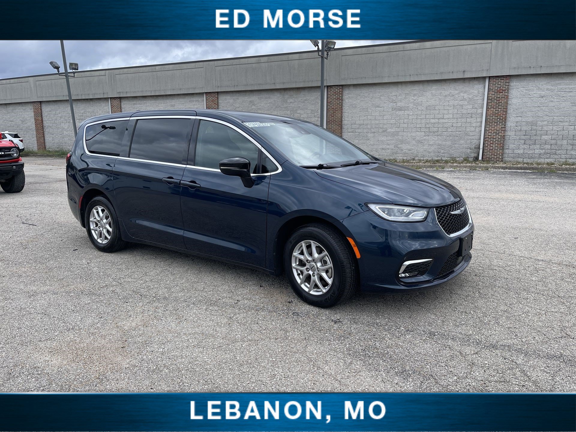 Used 2025 Chrysler Pacifica Select FWD image 2