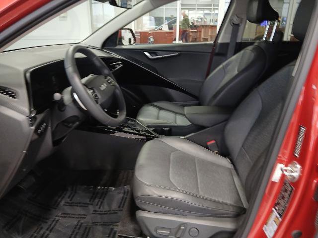 Used 2023 Kia Niro SX image 11