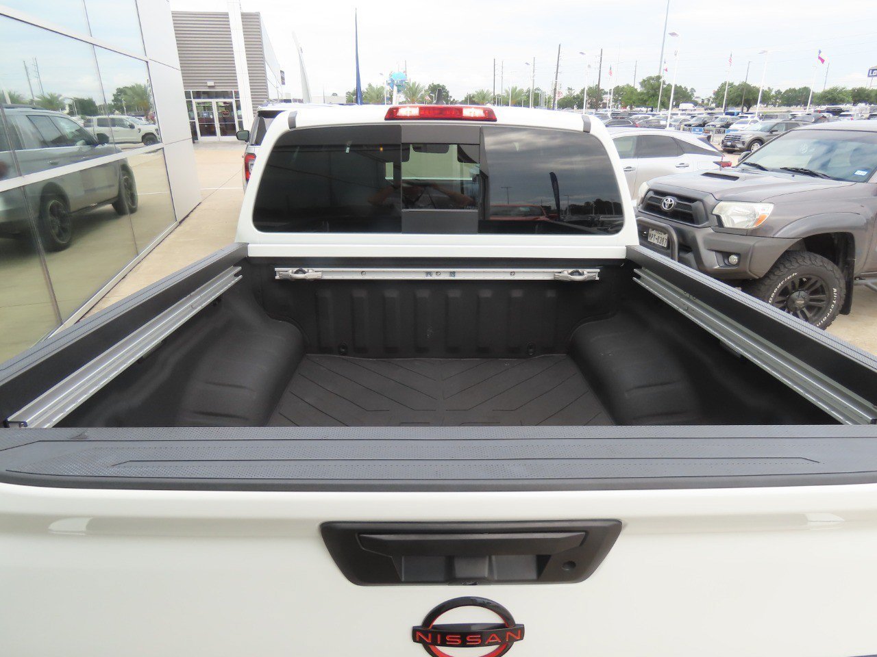 Used 2023 Nissan Frontier PRO-4X w/ Pro-4X Premium Package AWD/4WD image 13